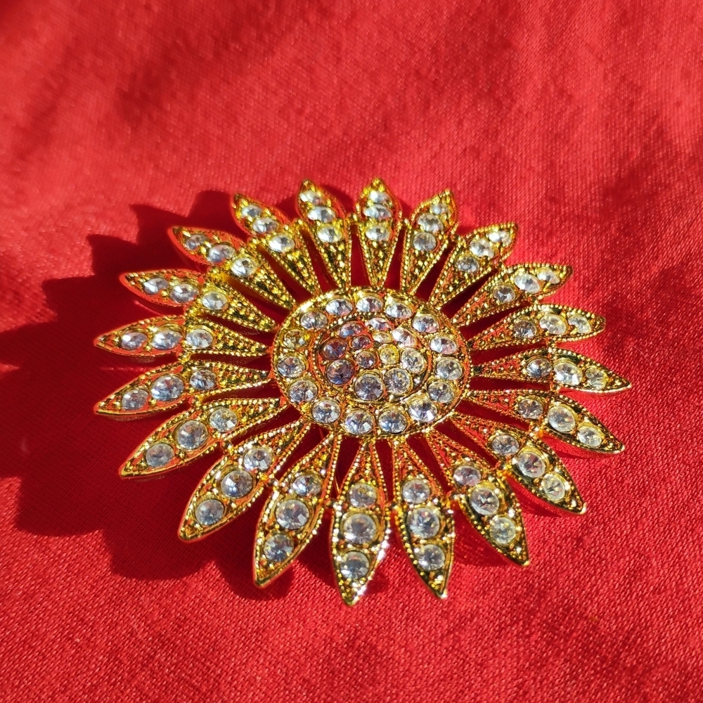Vintage 1990s AVON Bold Starring Pin Gold Rhinestone Flower Brooch
